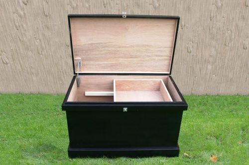 starter trunk in black with open lid